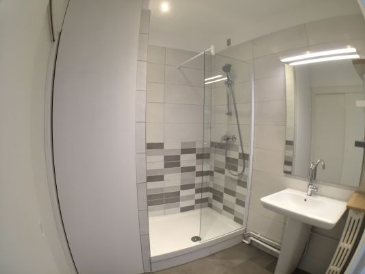 Comment moderniser une ancienne salle de bain à Lyon?