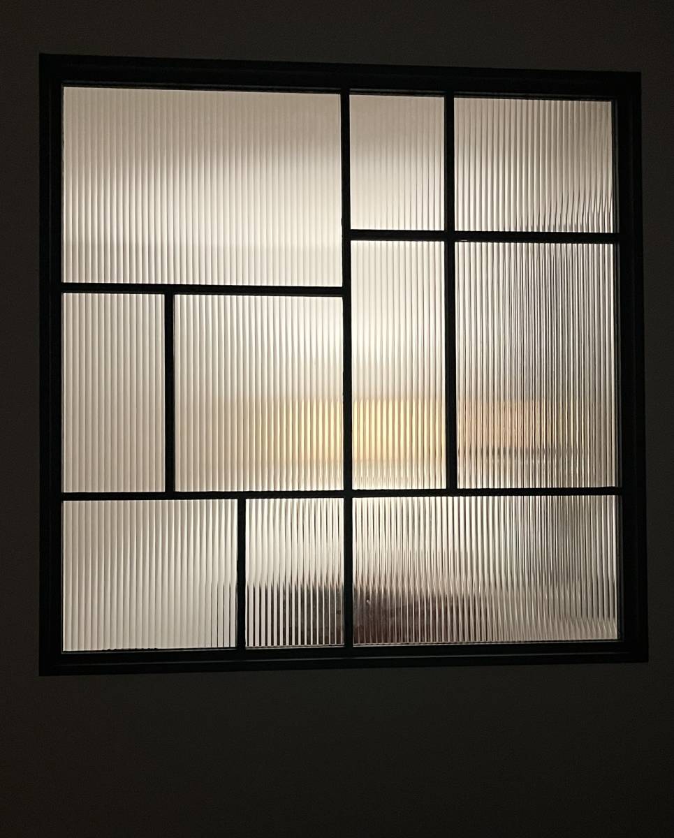 Création d'une verrière avec verre strié flute contemporaine