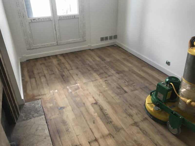 Ponçage et réparation du parquet avant vitrification