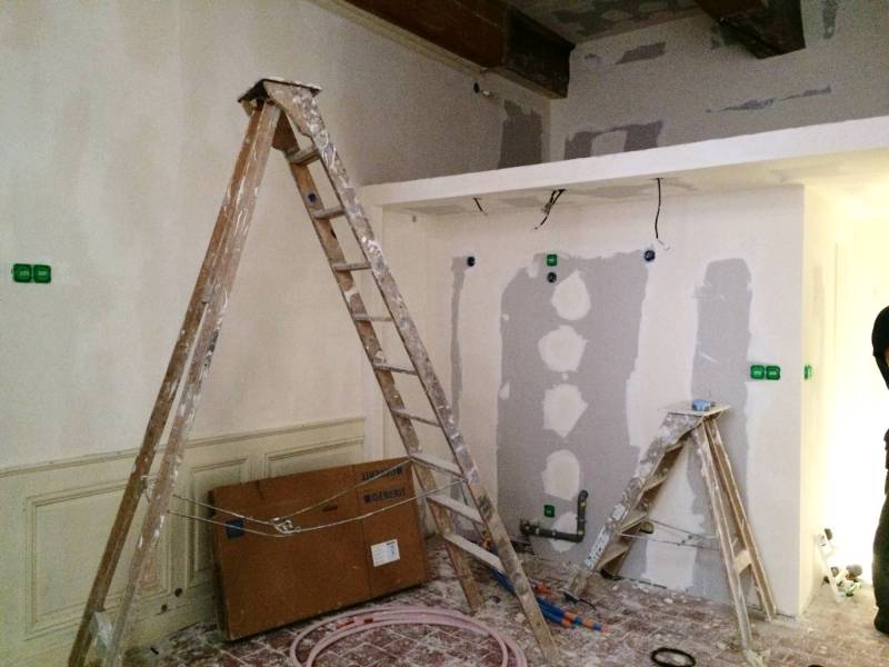 Préparation de la mezzanine avec cuisine