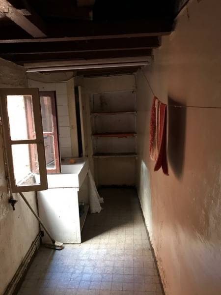 Côté cour : Salle d'eau avant