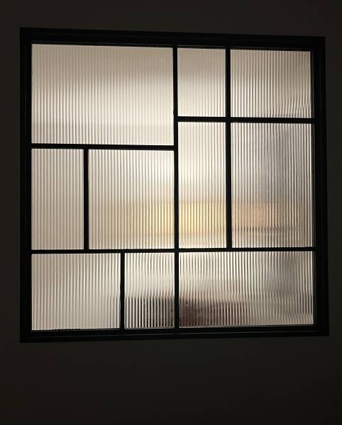 Création d'une verrière avec verre strié flute contemporaine