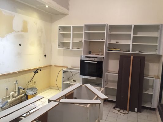 Installation de la cuisine, caissons montés d'usine