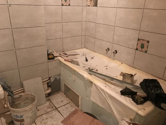 Pose du carrelage mural autour de la baignoire