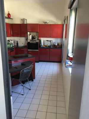 Cuisine rouge avant rénovation