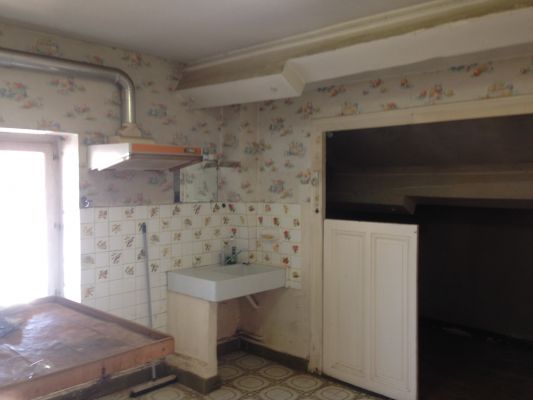 Cuisine cloisonnée avant travaux