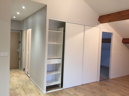 Pièce à vivre avec poutres apparentes