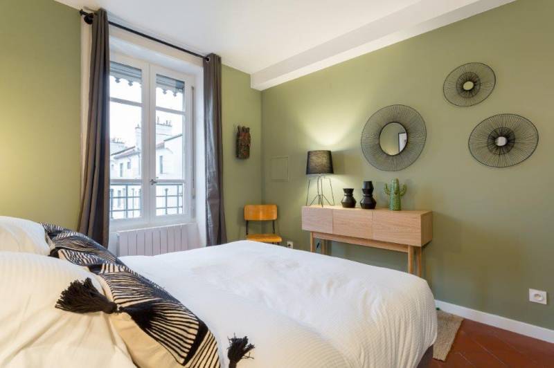 Finition de la chambre, tomettes au sol